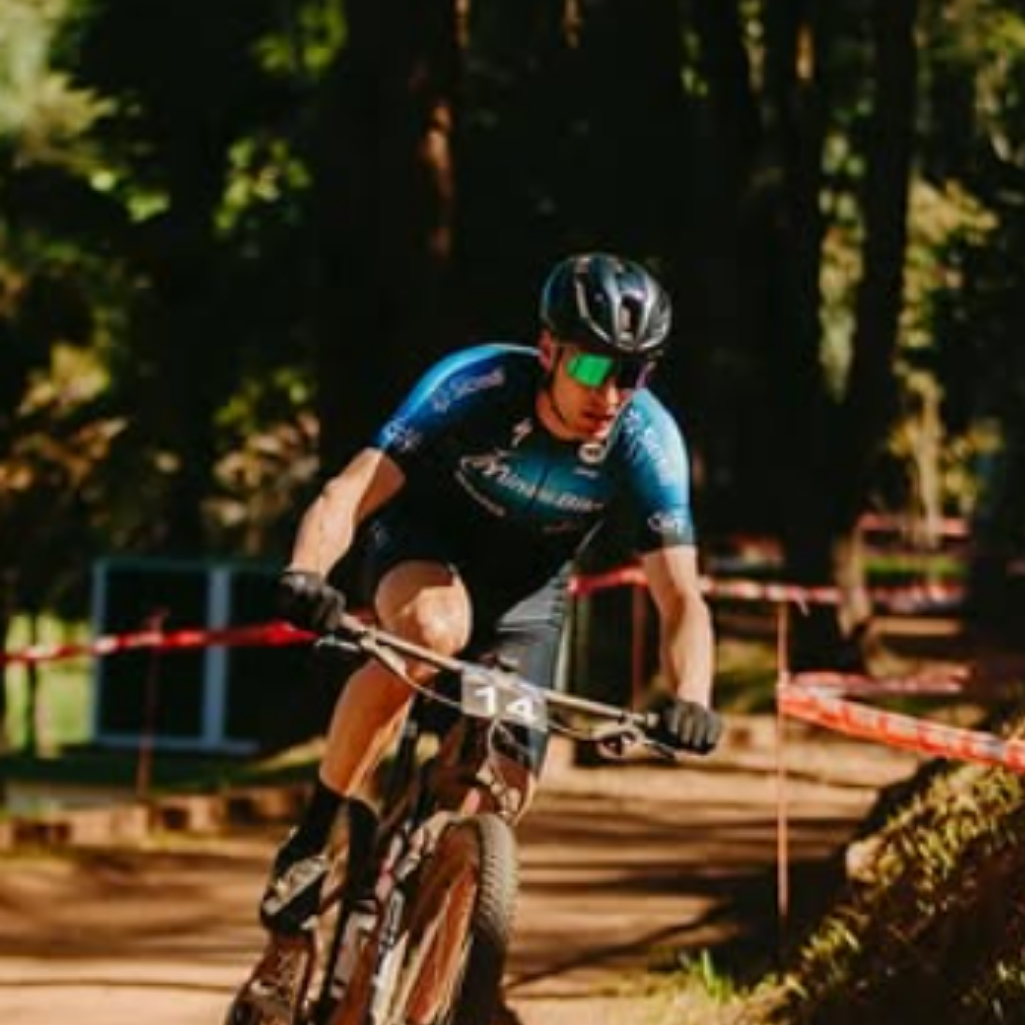 Atleta de ciclismo apoiado pela Pedroso