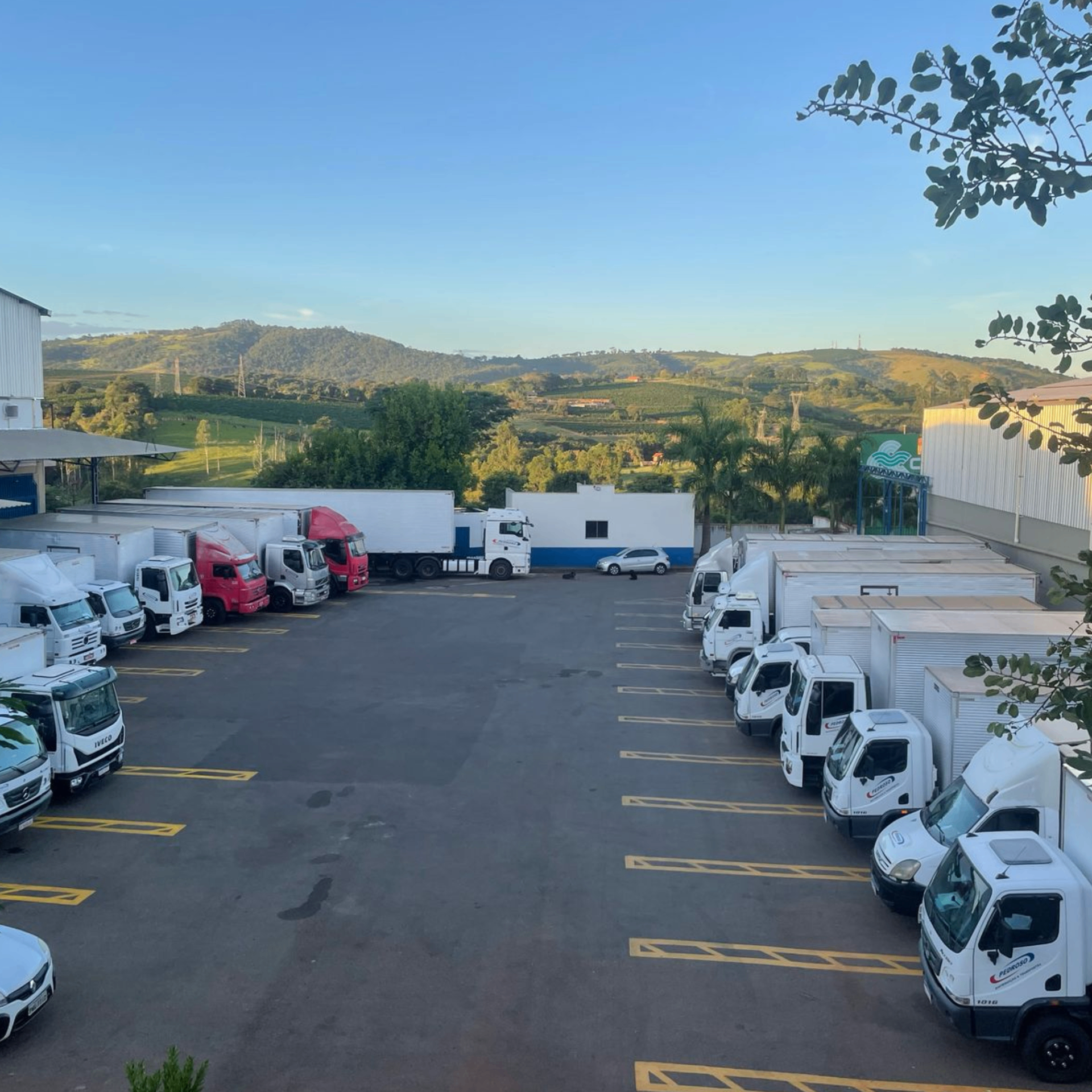 Frota de caminhões da Pedroso Distribuição